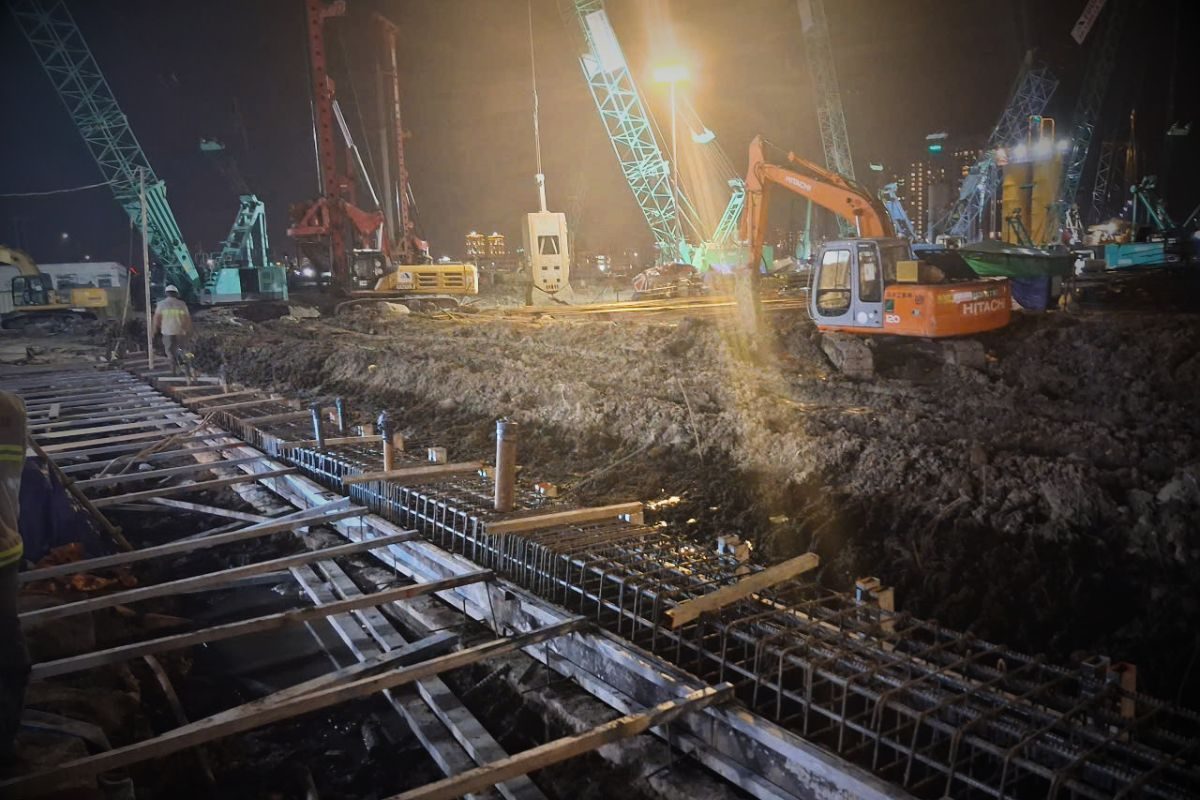 Lắp dựng cốt thép và ván khuôn dầm capping beam tại công trường dự án Trung tâm hành chính TP.HCM, thi công song song với công tác khoan cọc.